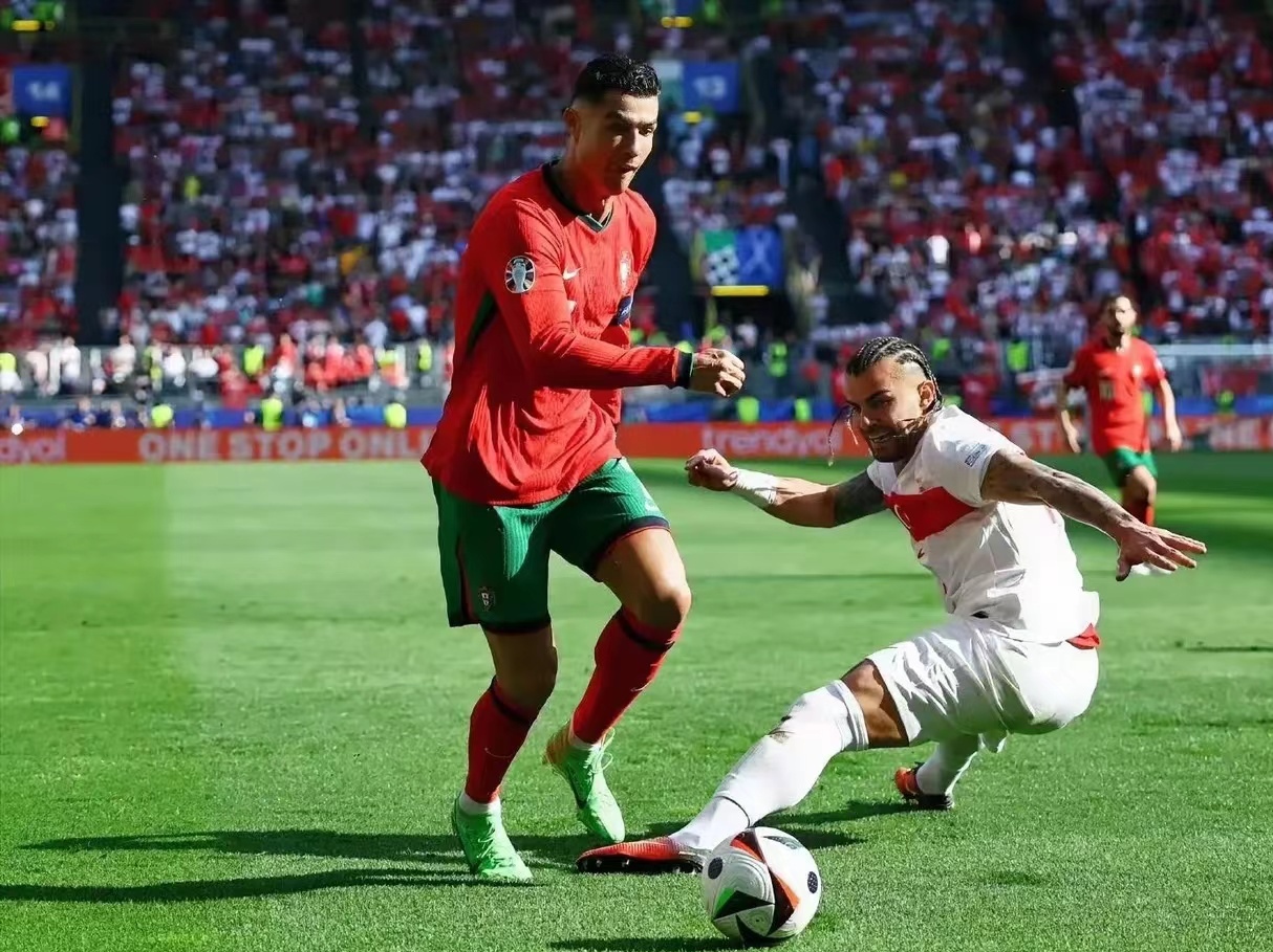 九游娱乐-关于亚特兰大老鹰训练开放日，关键战强势反弹引观众欢呼，欧洲杯在即，年轻球员获得机会的信息